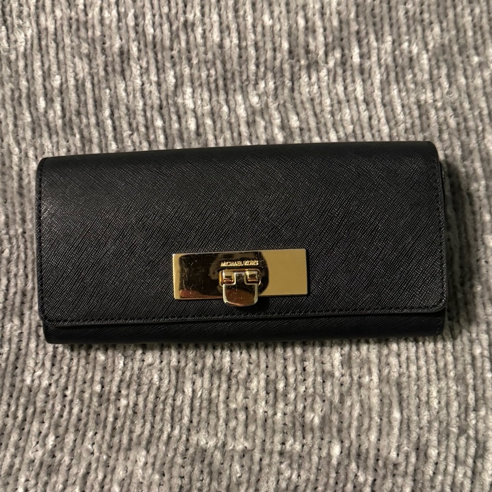 Michael Kors Callie Carryall Accordian Wallet Crossgrain Leather Black